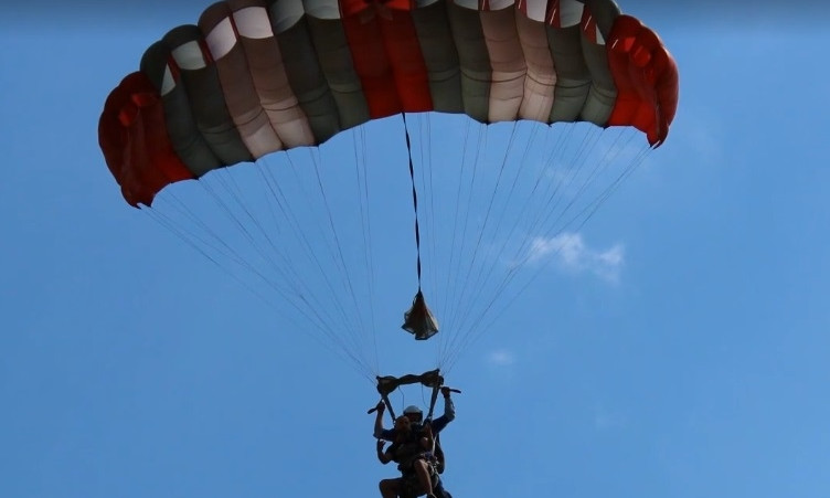 Ветераны АТО занялись экстремальными прыжками с парашютом 