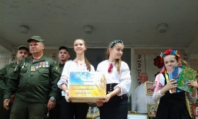 На Днепропетровщине школьники отсылают книги детям Донбасса 