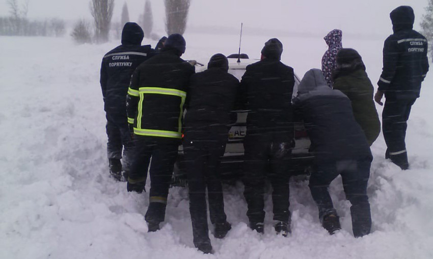 На Днепропетровщине за сутки из снега спасли около 200 человек