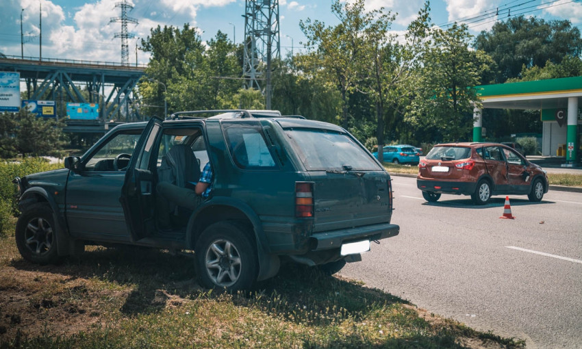 ДТП в Днепре: на Набережной Заводской столкнулись Suzuki и Opel