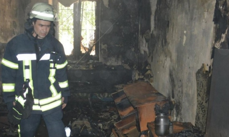 Пожар в Днепре: сотрудники ГСЧС тушили квартиру в двухэтажном доме 