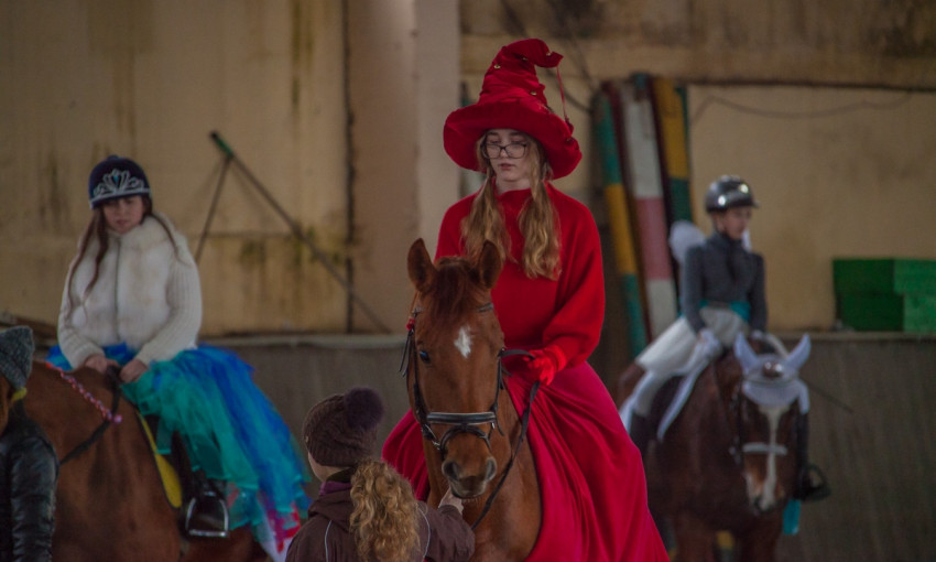 Днепровские принцессы на лошадях: как проходил конный карнавал?