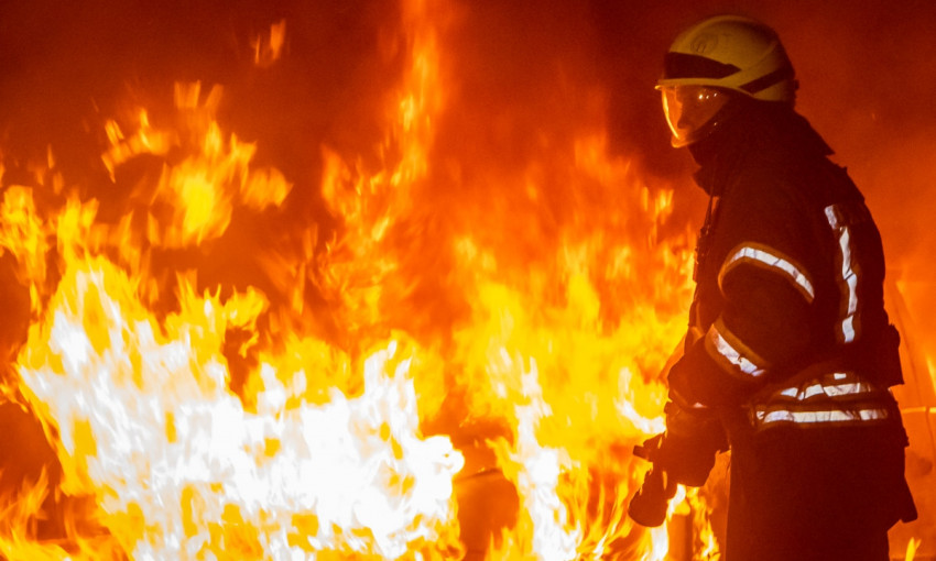 Пожар на Днепропетровщине: на дороге загорелась «Таврия»