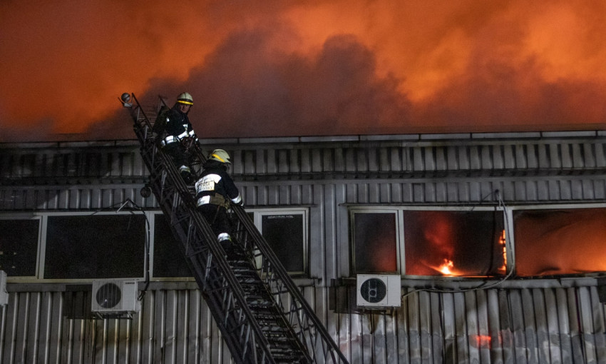 Пожар в Днепре: сотрудники ГСЧС тушили складские и офисные помещения