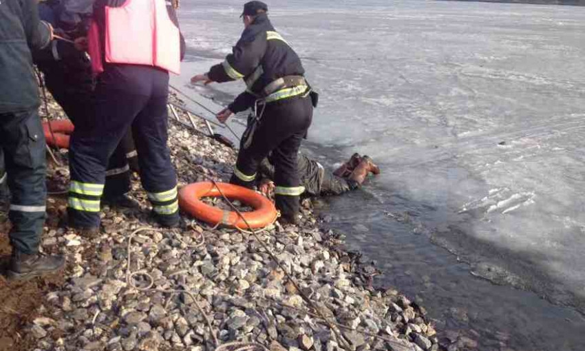 На Днепропетровщине четверо рыбаков провалились под лед 