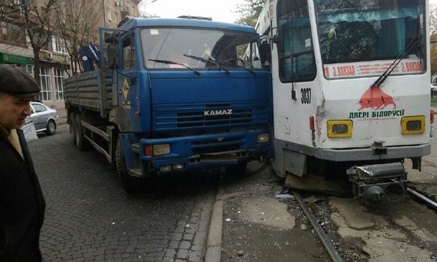 ДТП в Днепре: КАМАЗ столкнулся с трамваем
