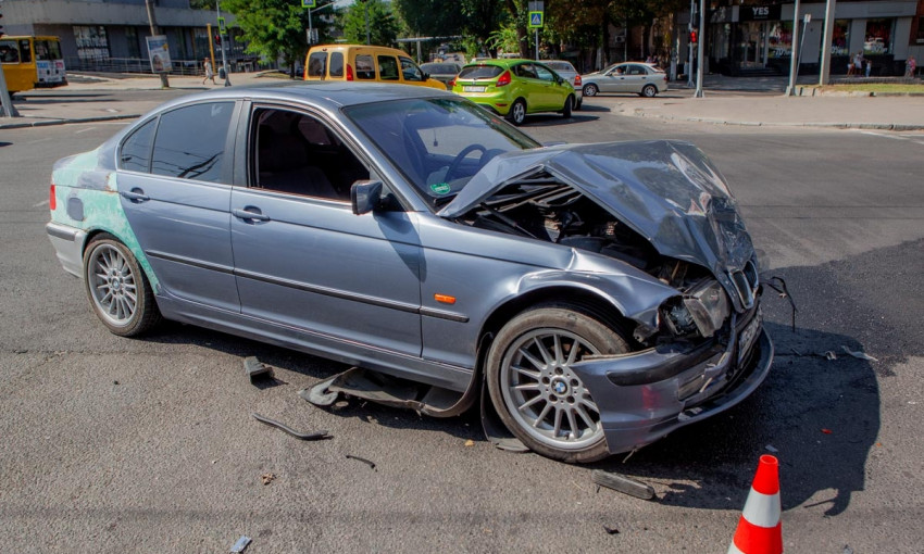 ДТП в Днепре: на дороге столкнулись два авто 