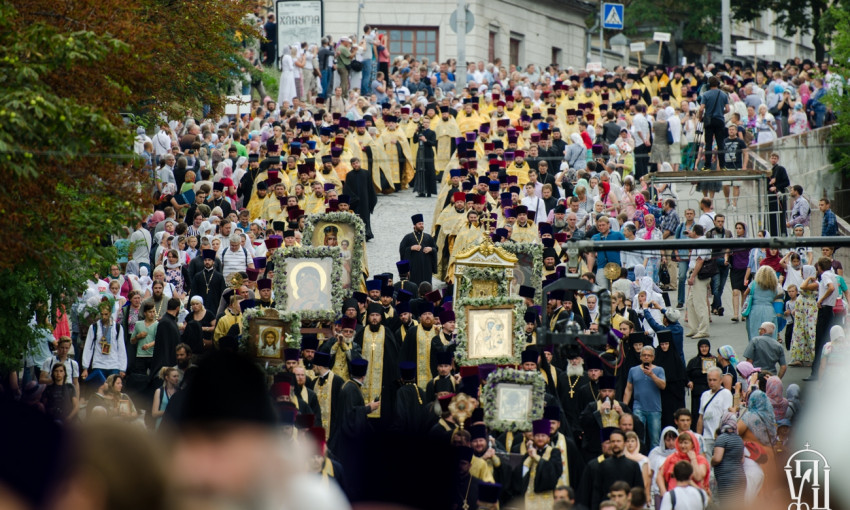 Около 100 тысяч верующих УПЦ приняли участие в молебне и Крестном ходе в День Крещения Руси 