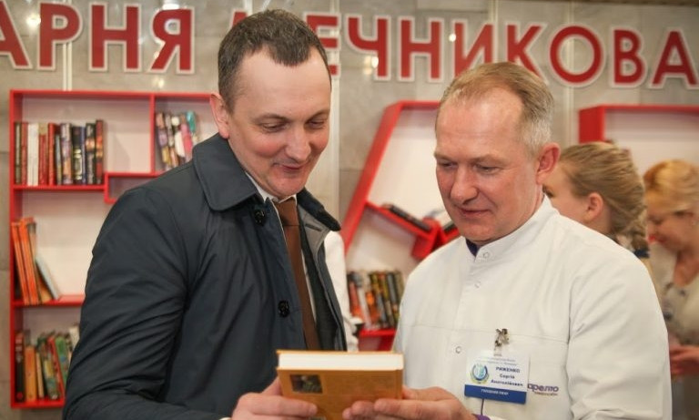 Буккроссинг в Днепре: больница Мечникова получила новую партию книг 