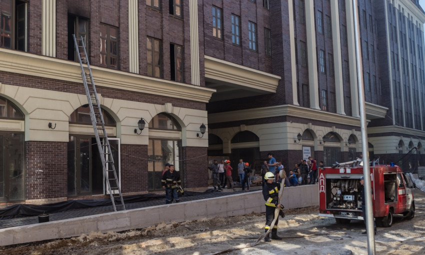 Пожар в Днепре: сотрудники ГСЧС тушили бизнес-центр «Кудашевский»