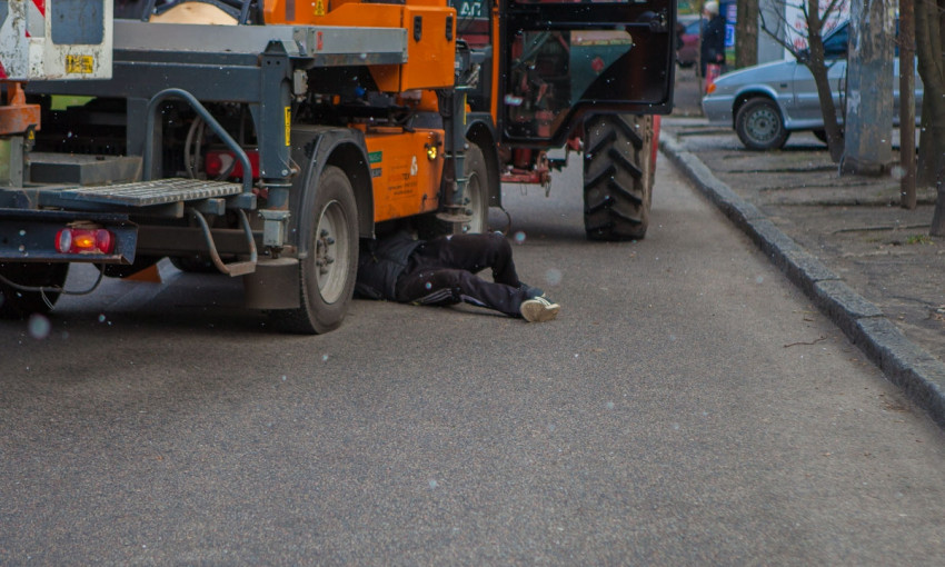 ДТП в Днепре: на дороге столкнулись легковое авто и манипулятор 
