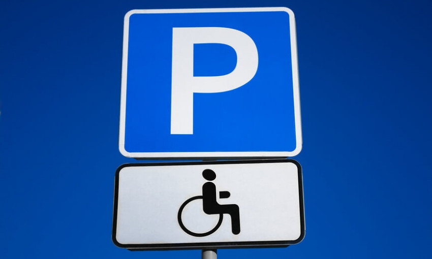 В Днепре увеличили штрафы за парковку в местах для людей с инвалидностью