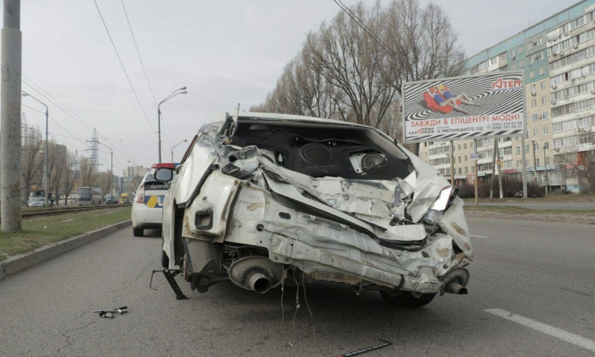 ДТП в Днепре: на Донецком шоссе столкнулись военный КрАЗ и Honda 