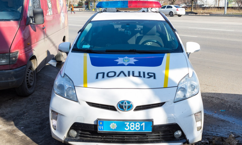 В Днепре полиция остановила авто с чужими номерами 