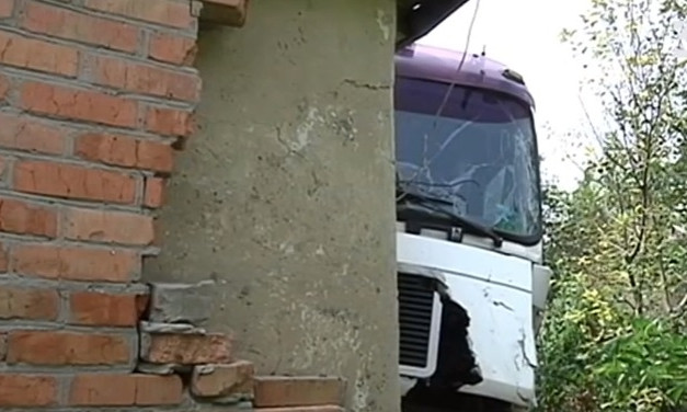 На Днепропетровщине грузовик снес стену дома