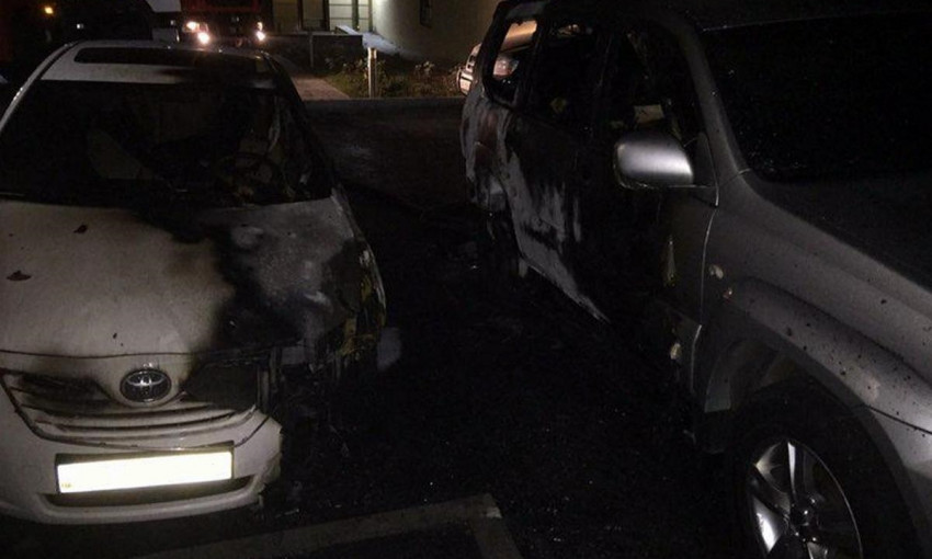 Пожар в Днепре: сотрудники ГСЧС тушили автомобиль 