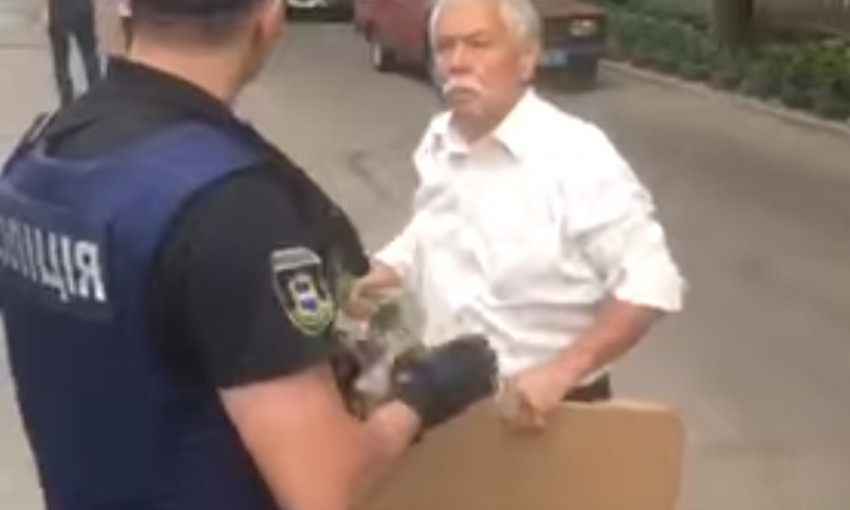 В Днепре полиция задержала пенсионера за советскую символику