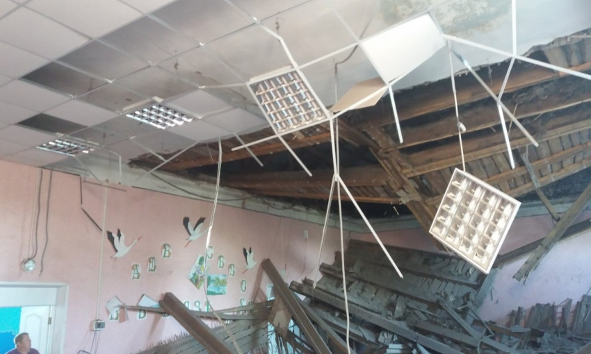 ЧП на Днепропетровщине: в школьном актовом зале обвалился потолок 