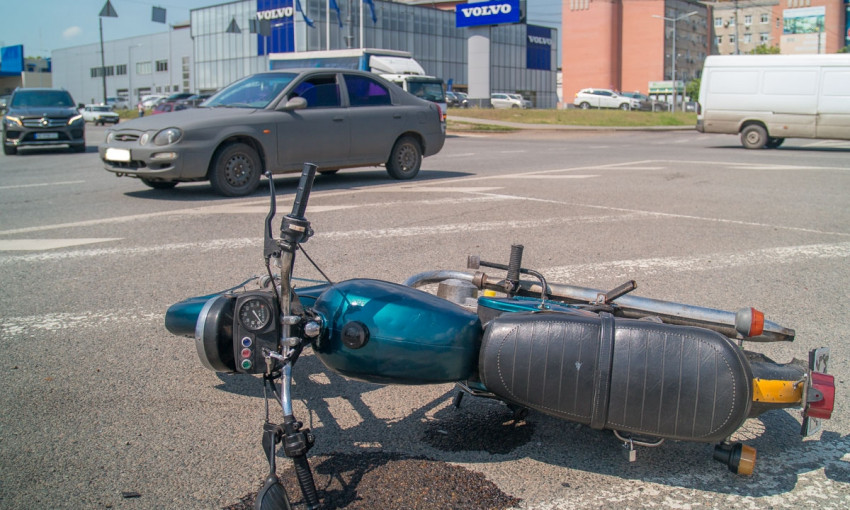 ДТП в Днепре: возле речпорта столкнулись мотоцикл и Kia
