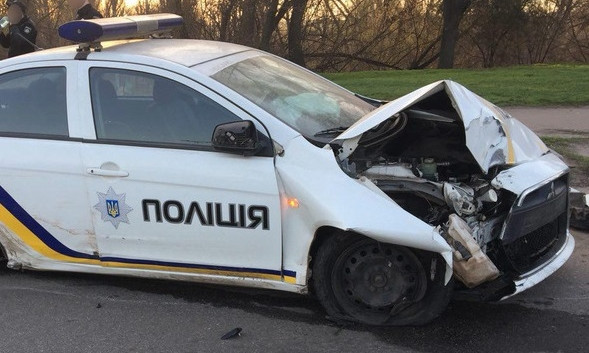 ДТП на Днепропетровщине: автомобиль полиции врезался в столб