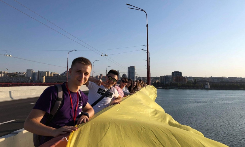 В Днепре на Новом мосту молодежь провела патриотический флешмоб 