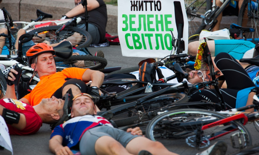 Велосипедисты Днепра устроили лежачую забастовку 