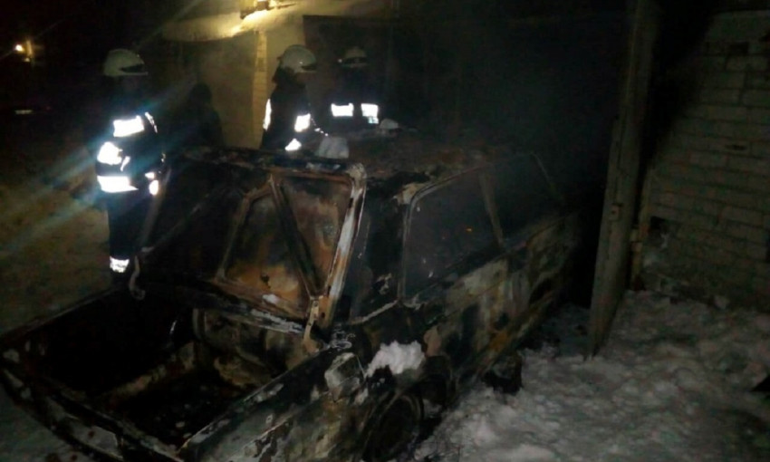 Пожар в Днепре: сотрудники ГСЧС тушили гараж