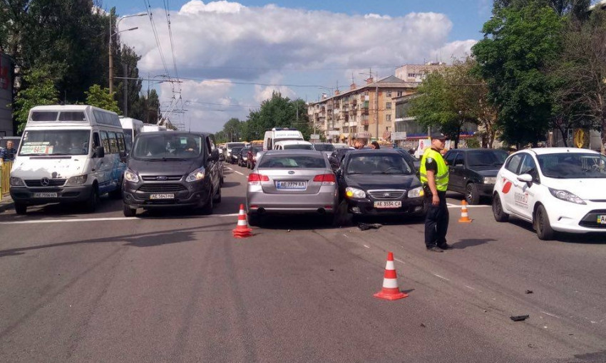 ДТП в Днепре: на Слобожанском столкнулись три авто