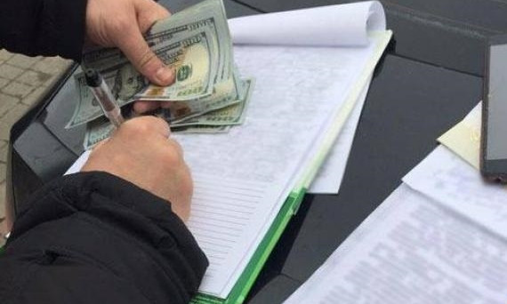Попался на взятке: в Днепре прокурор требовал 2 тысячи долларов