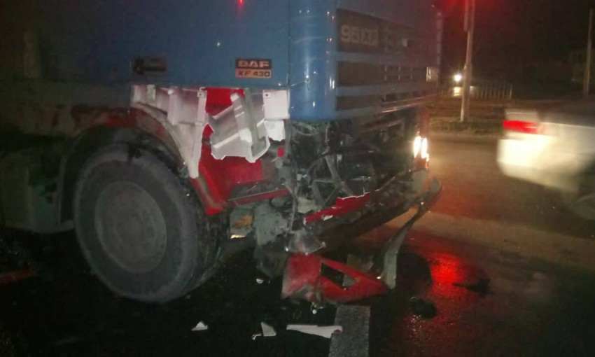 ДТП в Днепре: на трассе столкнулись два грузовика