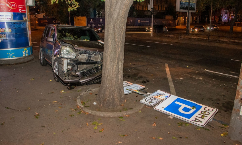 ДТП в Днепре: Nissan столкнулся с Mercedes и снес дорожный знак