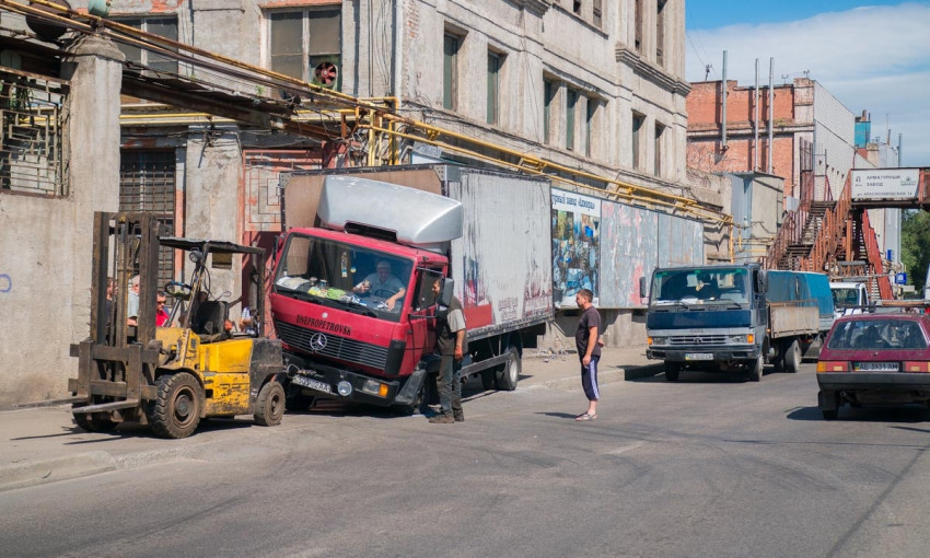 ДТП в Днепре: грузовое авто врезалось в завод 