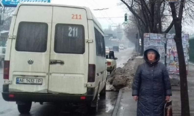 Под Днепром маршрутчик отказал льготнице в проезде и высадил всех пассажиров 