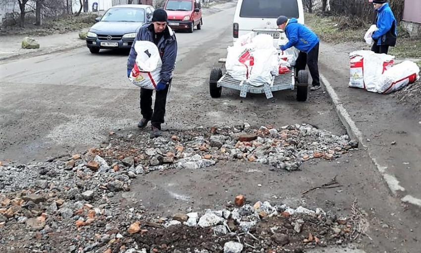 Жители Днепра самостоятельно ремонтируют дороги 