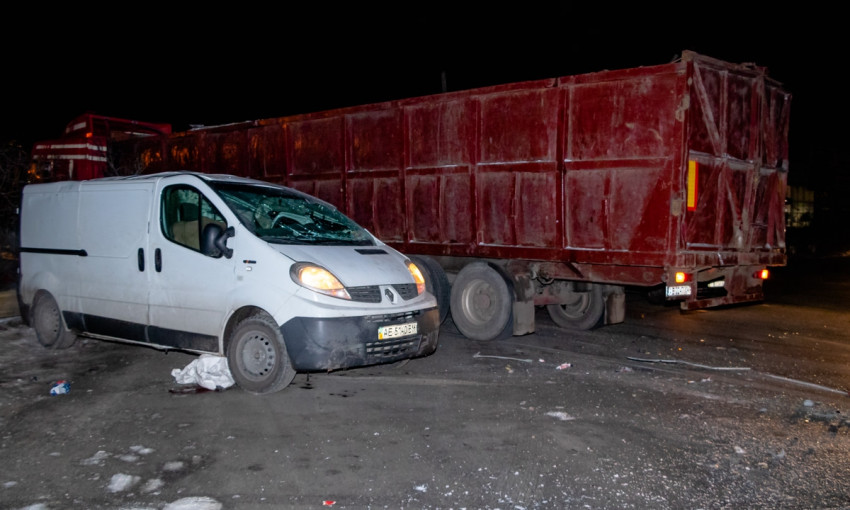 ДТП в Днепре: на дороге столкнулись фура и Renault