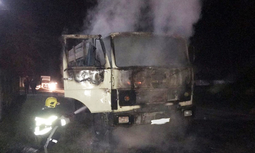 Пожар под Днепром: сотрудники ГСЧС тушили грузовик МАЗ