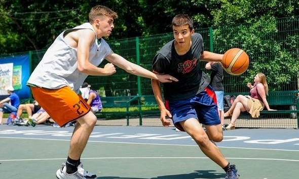 В Днепре прошел турнир по уличному баскетболу 