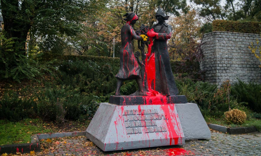 В Днепре вандалы облили памятник комсомольцам красной краской 