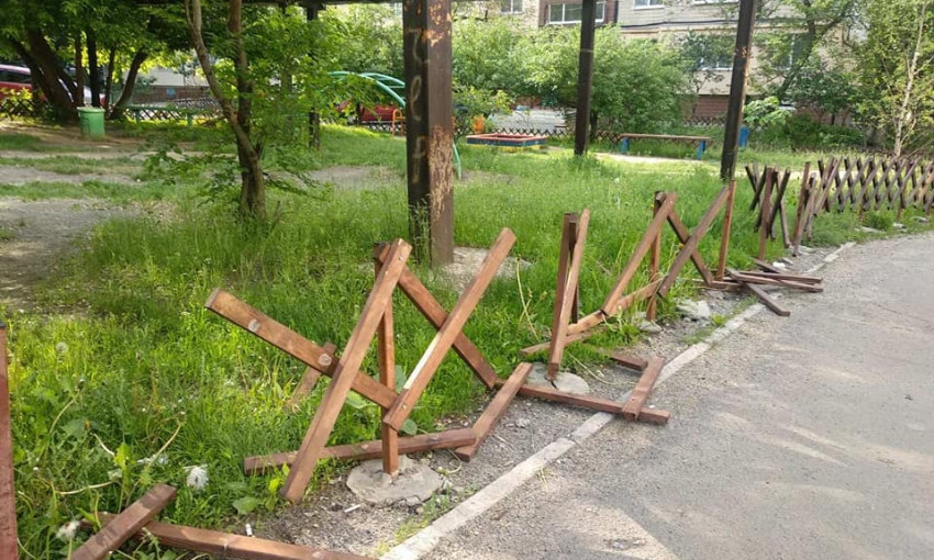В Днепре вандалы испортили забор возле детской площадки 
