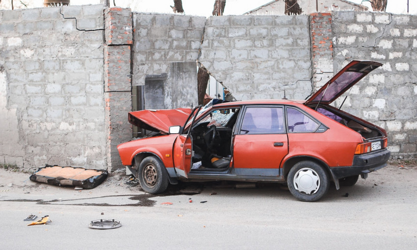 ДТП в Днепре: автомобиль протаранил бетонную стену
