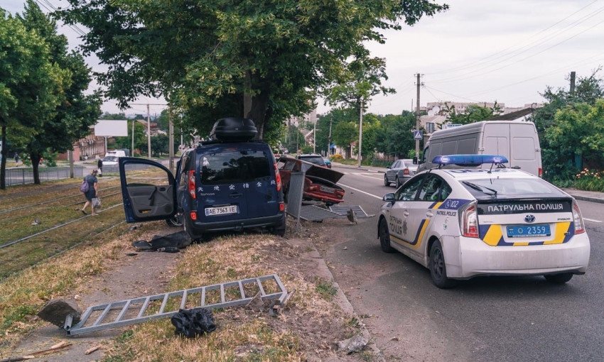 ДТП в Днепре: Renault врезался в дерево, ВАЗ снес забор