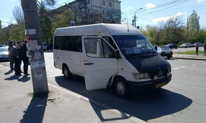 ДТП на Днепропетровщине: маршрутка сбила девушку на "зебре"