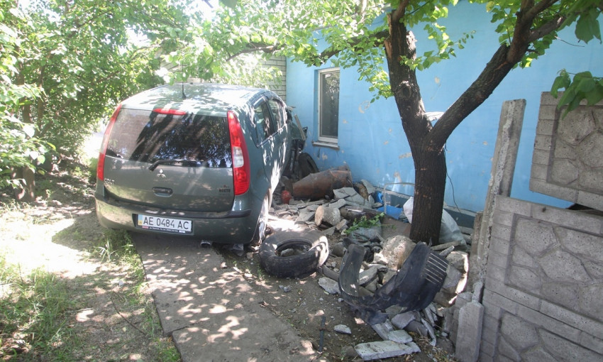 ДТП в Днепре: на Байкальской Mitsubishi снес забор и врезался в дом