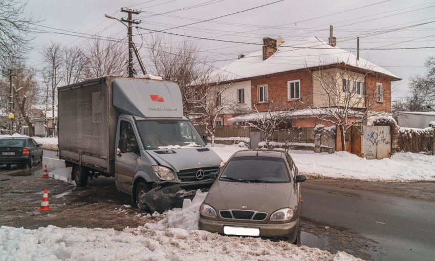 ДТП в Днепре: на дороге столкнулись Daewoo и грузовой автомобиль