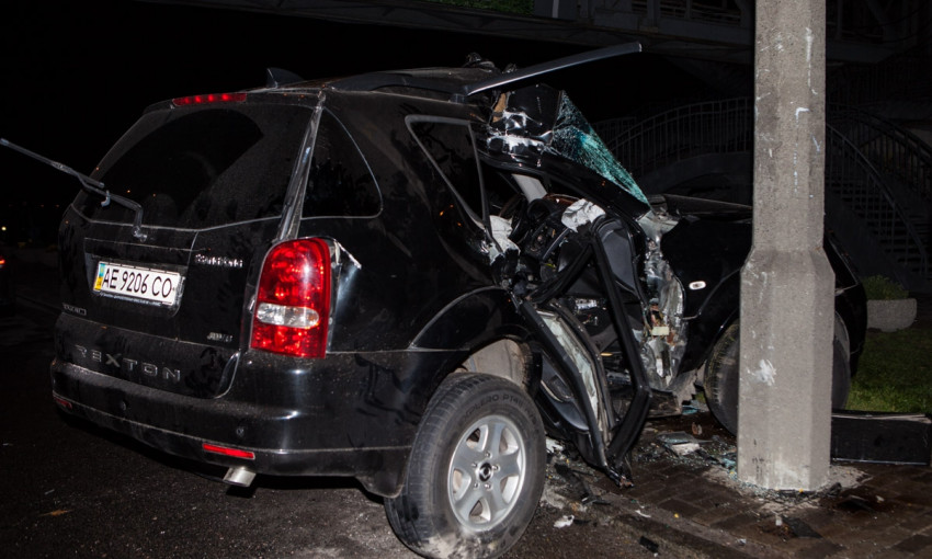 ДТП в Днепре: автомобиль врезался в электроопору 