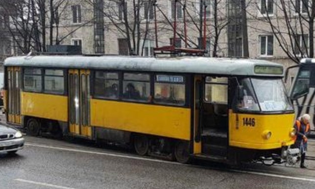 ЧП в Днепре: трамвай сошел с рельсов