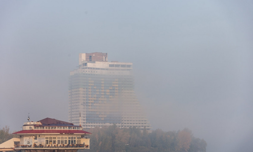 Туманный Днепр: необычная погода меняет облик города 