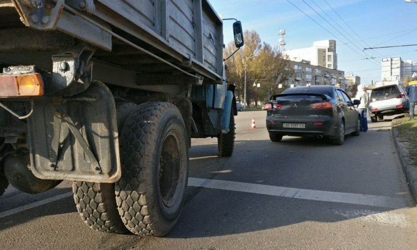 ДТП в Днепре: на дороге столкнулись грузовик и легковое авто 