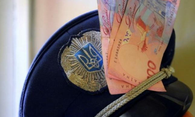 На Днепропетровщине за взятки осудили двух полицейских
