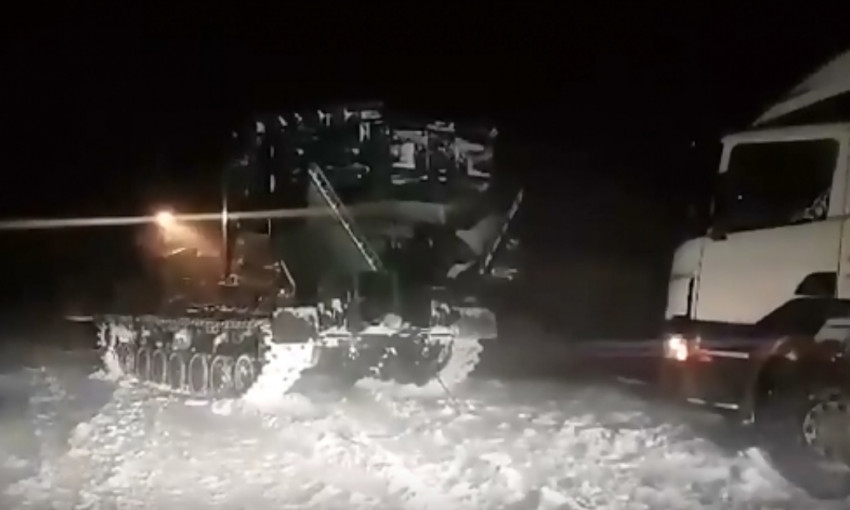 На Днепропетровщине спасатели вытаскивают авто при помощи военной техники